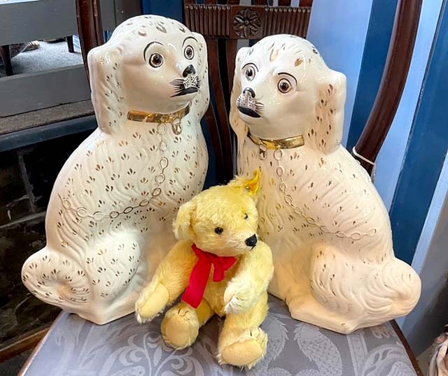 Gilbeys Antiques & Collectables
