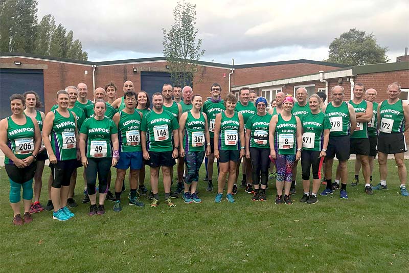 newport runners line up before race