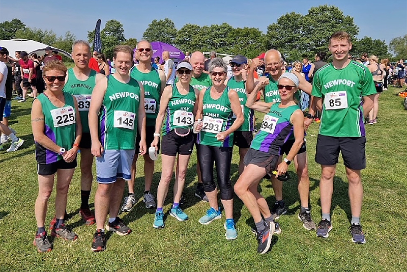 newport runners lineup before the 10k race