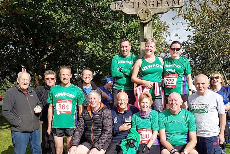 runners from newport line up